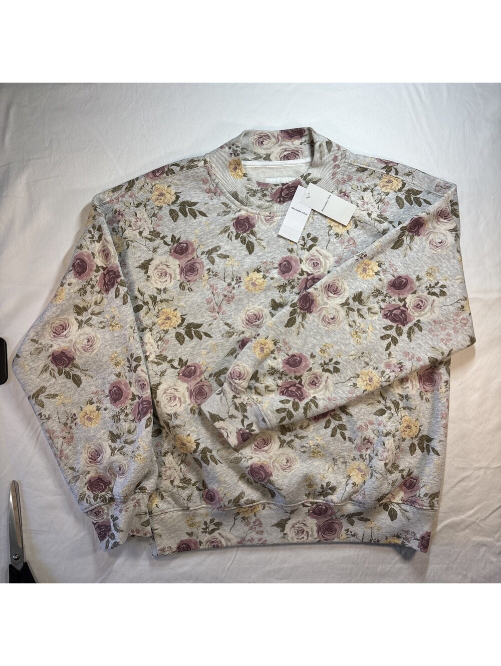 Abercrombie and Finch Women’s Buttery soft beautiful Rose Sweatshirt NWT